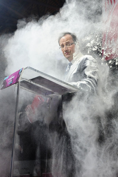 François Hollande se mete en harina (a la fuerza)
