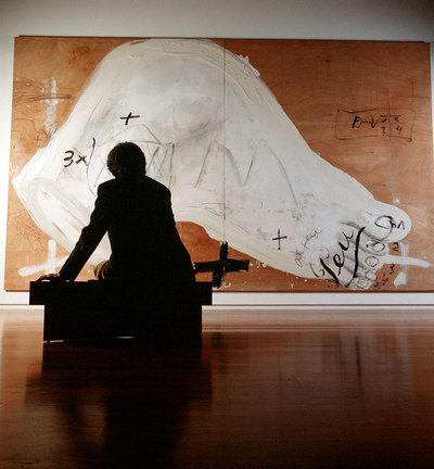 El artista, delante de su obra  Al teu peu , en la Fundación Tàpies en 1995. Se trata del pie de Teresa, esposa del pintor.