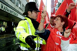 Sindicatos de toda Europa se manifiestan en Londres por el cierre de las tiendas de Marks  Spencer