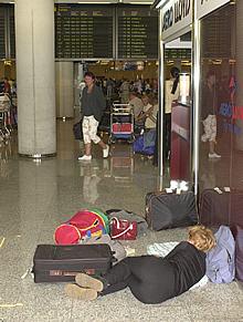 Patronal y sindicatos se sientan a negociar hasta que consigan desbloquear la huelga de autobuses