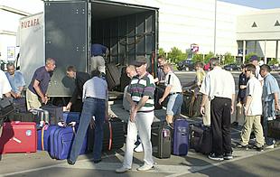 Patronal y sindicatos se sientan a negociar hasta que consigan desbloquear la huelga de autobuses