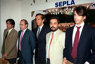El jefe de la sección sindical del SEPLA en Iberia, Jaime Lacasa (centro), acompañado de los representantes de este sindicato Fernando Rodríguez, Pedro Durán y Andoni Nieto (izqda a dcha) al inicio de la rueda de prensa en la que anuncian la decisión de acatar el arbitraje del gobierno.