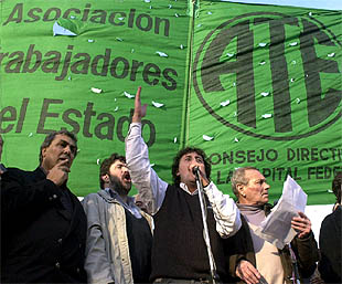 El líder de la Asociación de Trabajadores Estatales se dirige a los manifestantes, ayer en Buenos Aires.