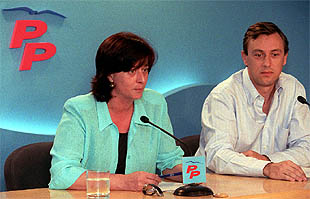 Mercedes de la Merced, junto a Rafael Hernando, durante la rueda de prensa en la que el PP ha anunciado la creación de la comisión.