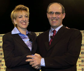 Los presidentes de HP, Carly Fiorina, y de Compaq, Michael Capellas, durante el anuncio de la fusión.