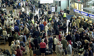 El caos reina en el aeropuerto de Bruselas, donde los pasajeros de Sabena se arremolinan frente a los mostradores de la compañía.