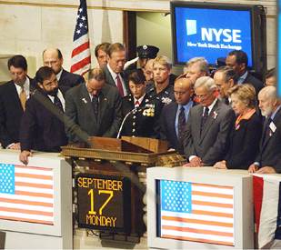 Las bajadas de tipos en EE UU y  Europa evitan un colapso bursátil