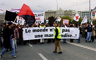 Más de 5.000 manifestantes han protestado contra la reunión de la OMC en Dohá.