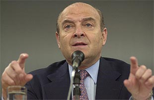 El ministro de Economía argentino, Domingo Cavallo, durante la conferencia de prensa que ofreció anoche en la sede de su departamento, en Buenos Aires.