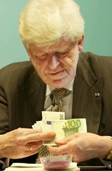 El presidente del BCE después de la rueda de prensa previa a la introducción del euro.