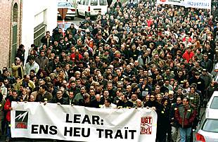 Unas 4.000 personas se manifiestan en Cervera contra el cierre de la factoría de Lear