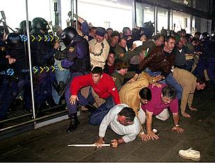 Un millar de algodoneros asaltan la estación del AVE en Sevilla
