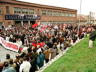 Imagen de las más de 5.000 personas que se han manifestado hoy en Aguilar de Campoo (Palencia) por el mantenimiento de la fábrica de galletas Fontaneda.