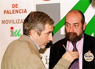 Imagen del coordinador general de IU, Gaspar Llamazares (izda), junto al coordinador en Palencia de esta formación.