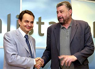 El secretario general del PSOE, José Luis Rodríguez Zapatero, saluda al secretario general de CC OO, José María Fidalgo.