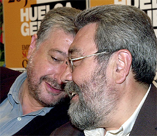 Los secretarios generales de CCOO, José María Fidalgo, y el de UGT, Cándido Méndez en la rueda de prensa de hoy.
