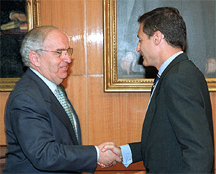 Juan Chozas saluda al secretario general de CEOE antes de la negociación de la reforma de la protección por desempleo.