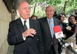 El ex consejero del BBVA José María Concejo (i) abandona la Audiencia Nacional tras prestar declaración como imputado.