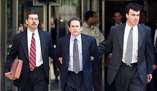 El ex director financiero de WorldCom, Scott Sullivan, detenido por agentes de FBI.