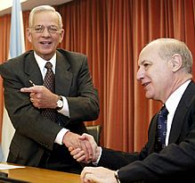 El secretario del Tesoro de EE UU Paul O'Neill (estrecha la mano del ministro de Economía argentino Roberto Lavagna.