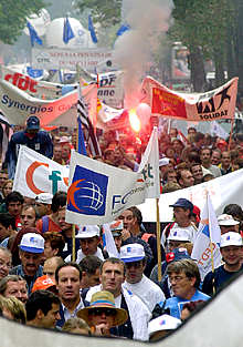 Miles de trabajadores marchan en París contra las reformas del Gobierno de Raffarin