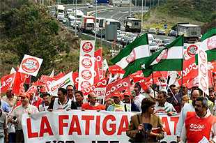 CC OO y UGT cortan las fronteras en protesta por la siniestralidad del sector de transporte