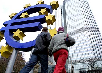 El símbolo del euro frente a la sede del Banco Central Europeo, en Francfort.