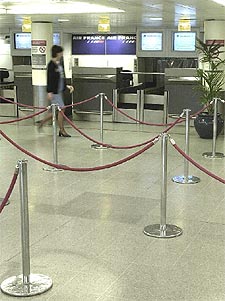 Un mostrador vacío de Air France en el aeropuerto londinense de Heathrow.