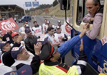 Varios sindicalistas discuten con un camionero durante la protesta en la frontera de La Jonquera.