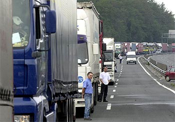 Varias decenas de camioneros cortan de forma intermitente el tráfico en la autopista A-8 a la altura de Irún.