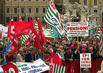 Una multitud se manifiesta en Roma contra la reforma de las pensiones.