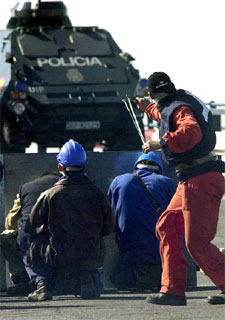 Los trabajadores de Izar se enfrentan hoy a la policía en el puente de acceso a Cádiz.
