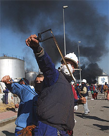 Protesta de los trabajadores de Izar, hoy en Sevilla.
