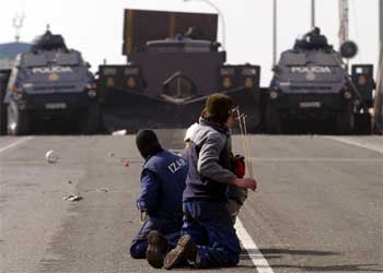 Trabajadores de los astilleros se enfrentan a la policía en Puertoreal.