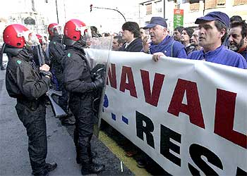 Los trabajadores se manifiestan a la entrada de la sede del PP en Bilbao.