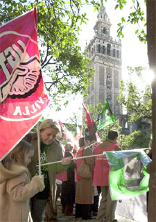 Los manifestantes permaneceran en el edificio hasta las 18.00 horas.