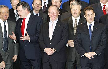 Rodrigo Rato sonríe entre otros ministros europeos durante la reunión del Ecofin.