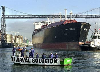 Los trabajadores de Izar protestan en el puente colgante de Portugalete (Vizcaya).