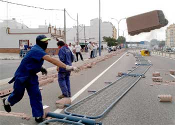 Los trabajadores de los astilleros de San Fernando cortan la Nacional IV en protesta por el plan de segregación de la SEPI.