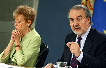 El ministro Solbes y la vicepresidenta Fernández de la Vega, durante la rueda de prensa del Consejo de Ministros.