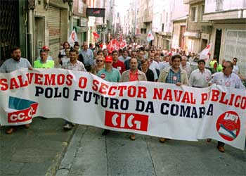 Cabecera de la manifestación que ha recorrido este mediodía el centro de Ferrol.