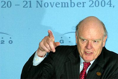 El secretario del Tesoro de EE UU, John Snow, gesticula durante la rueda de prensa que ha ofrecido en Berlín.