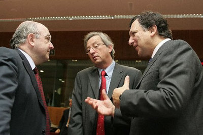 Joaquín Almunia, charla con el presidente de Luxemburgo Jean-Claude Juncker y el presidente de la Comisión Europea, Jose Manuel Durao Barroso, al comienzo de la reunión de hoy del Ecofin.