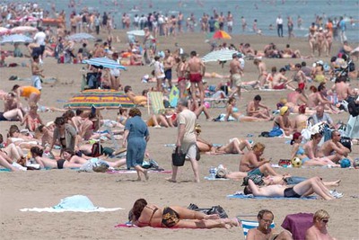 La playa de las Arenas de Valencia, abarrotada de bañistas en el puente del 1 de Mayo.