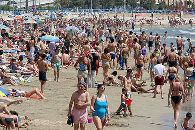 España recibe 13,6 millones de turistas hasta abril, un 5% más que en 2004