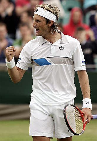 Juan Carlos Ferrero celebra su victoria ante el alemán Florian Mayer en la tercera ronda del torneo de Wimbledon.