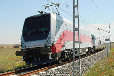 La locomotora TRAV-CA, desarrollada por Talgo, es capaz de circular por las dos redes ferroviarias españolas, gracias a su sistema de cambio de ancho automático.