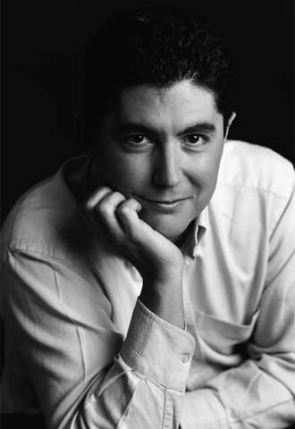 Fernando Trías de Bes, co autor del best seller empresarial 'La buena suerte', publica un libro de micro relatos absurdos.