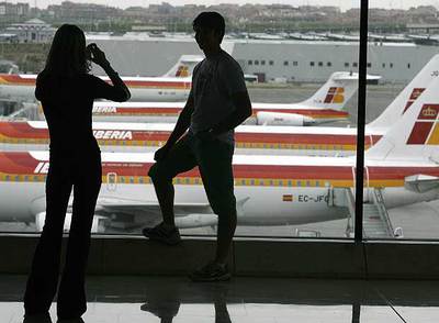 Iberia, en la imagen varios de sus aviones estacionados en Barajas, ha recibido varias ofertas de compra.