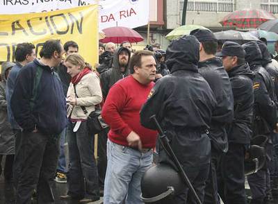 El gasero 'Mourad Didouche' atraca en Reganosa entre protestas de los mariscadores